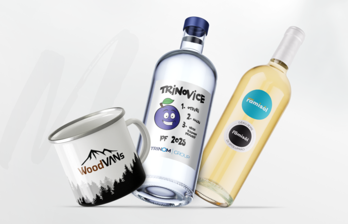 Reklamní firemní dárky pro zaměstnance a obchodní partnery – potištěná láhev, hrnek a skleněná láhev.